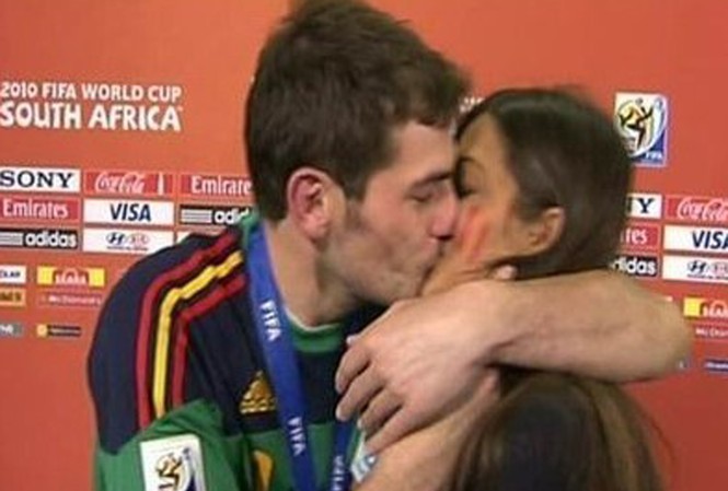Playboy nhòm ngó bồ Casillas Casillas và cô bồ Sara với “Nụ hôn của World Cup 2010”