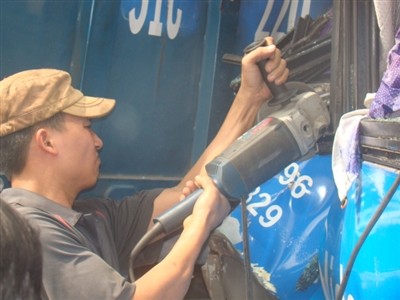 Dùng cưa máy phá xe cứu người sau tai nạn kinh hoàng Dùng cưa máy phá xe cứu người sau tai nạn kinh hoàng