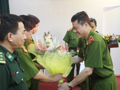 Tóm gọn băng kiều nữ buôn bán ma túy xuyên lục địa trao thưởng cho các đơn vị tham gia phán án