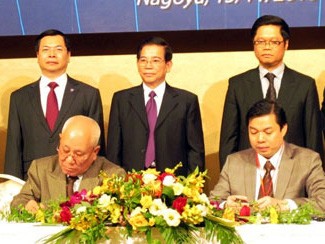 Trọng tâm hợp tác APEC phù hợp với định hướng của Việt Nam Chủ tịch nước Nguyễn Minh Triết (giữa, hàng sau) chứng kiến lễ ký một số thỏa thuận hợp tác