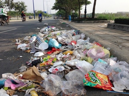 Đại lộ hiện đại nhất Sài Gòn đón năm mới…đầy rác Đại lộ hiện đại nhất Sài Gòn đón năm mới…đầy rác