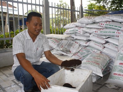 Chàng trai bắt vi sinh vật giúp nhà nông Chàng trai bắt vi sinh vật giúp nhà nông