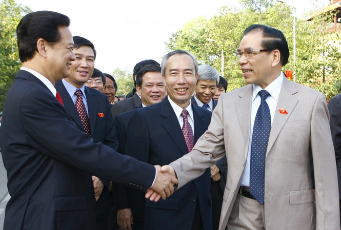 Năm 2010 phấn đấu tăng GDP 6,5% Tổng Bí thư Nông Đức Mạnh bắt tay Thủ tướng Nguyễn Tấn Dũng trước giờ
khai mạc Quốc hội. Ảnh: Hồng Vĩnh