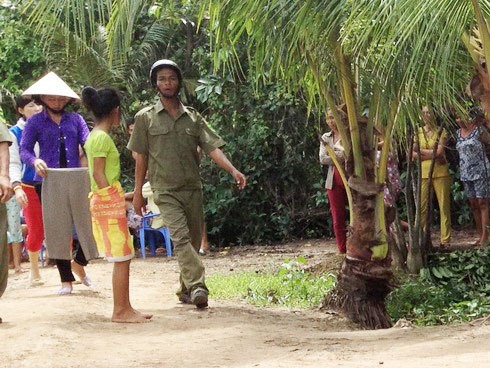 Bé gái bị hãm hại kêu cứu trong lùm sậy Bé gái bị hãm hại kêu cứu trong lùm sậy