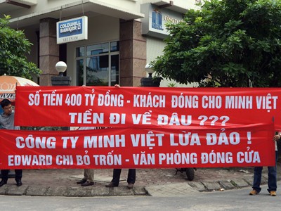 Chủ dự án Tricon Tower biến mất, khách mua nhà tá hỏa Người dân căng băng rôn tại trụ sở Tricon Tower