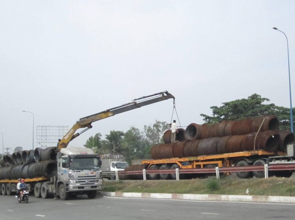 Hàng chục tấn thép trên container rơi xuống đường Hàng chục tấn thép trên container rơi xuống đường