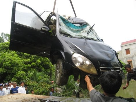 Tài xế lao ôtô xuống ao bị tạm giữ Chiếc xe được vớt lên khỏi ao