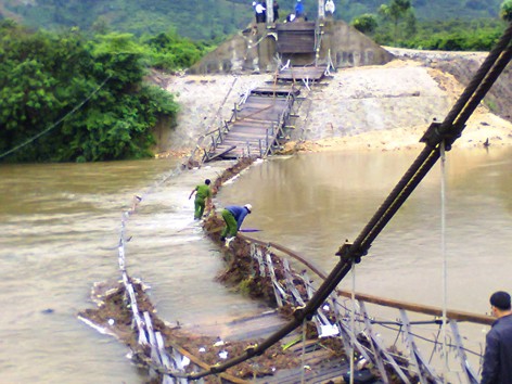 Sập cầu treo, một người trọng thương Sập cầu treo, một người trọng thương