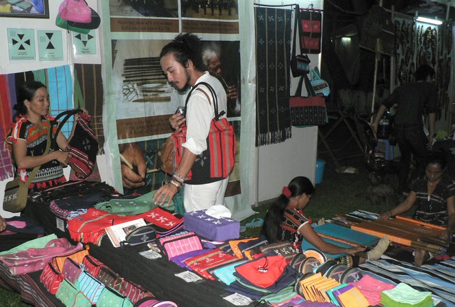 Bí bách tìm đầu ra cho sản phẩm Làng thổ cẩm Cơ Tu tại Festival làng nghề Việt