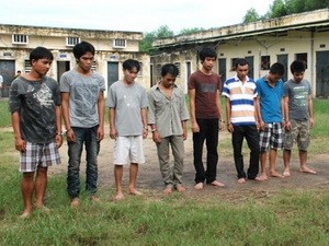 Bắt 16 kẻ dùng kim tiêm đe dọa để cướp Bắt 16 kẻ dùng kim tiêm đe dọa để cướp