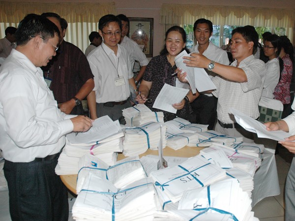 Hồ sơ ảo và chọn ngành cảm tính giảm Đại diện các sở GD&ĐT các tỉnh thành phía Nam bàn giao hồ sơ ĐKDT tại TPHCM ngày 7-5 Ảnh: Quang Phương