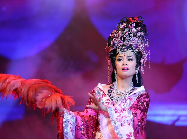 Em gái giàu có của Cẩm Ly diễn kịch, làm từ thiện Em gái giàu có của Cẩm Ly diễn kịch, làm từ thiện