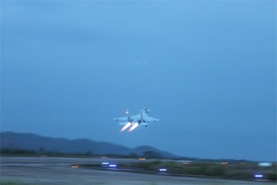 SU-27 lần đầu xuất kích trong đêm SU-27 lần đầu xuất kích trong đêm