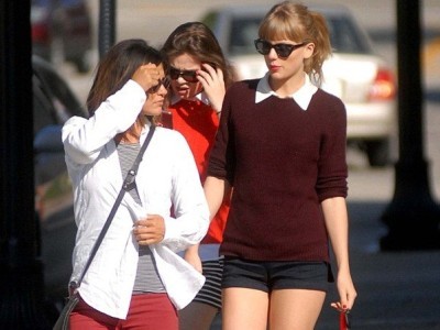 Taylor Swift diện quần soóc khoe chân thon xuống phố Taylor Swift diện quần soóc khoe chân thon xuống phố
