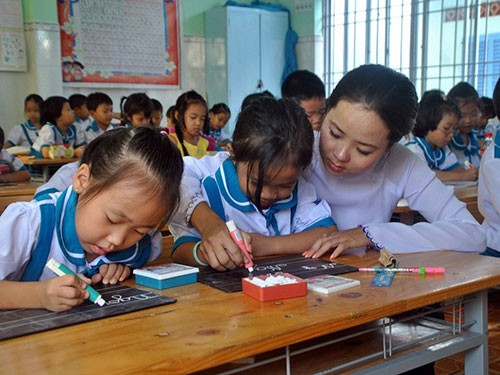 Hàng ngàn học sinh... nằm học Hàng ngàn học sinh... nằm học