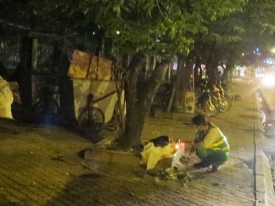 Lại phát hiện xác bé trai tại khu gom rác Nữ lao công thắp hương cho cháu bé xấu số