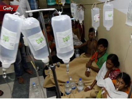 Bangladesh: 450 người ngộ độc nước Các công nhân được truyền nước trong bệnh viện
