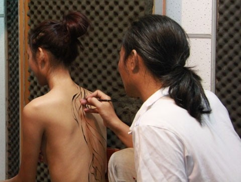 Cận cảnh công việc của người mẫu khỏa thân Cận cảnh công việc của người mẫu khỏa thân