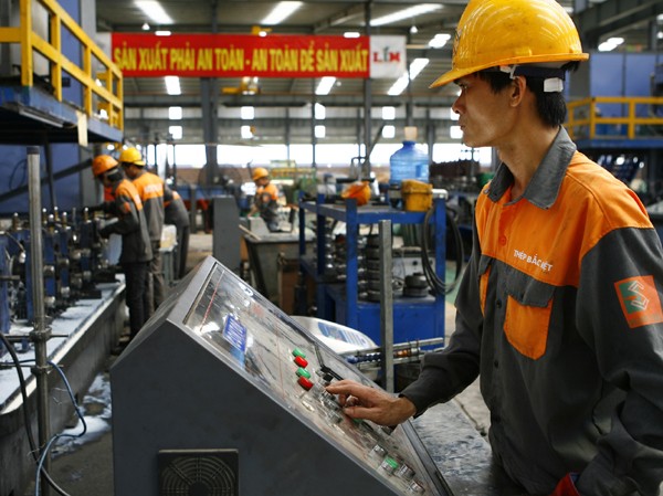 Lương phải đủ tái tạo sức lao động Nhà nước sẽ định kỳ công bố thông tin về mức lương từng ngành, từng vùng. Ảnh: Hồng Vĩnh