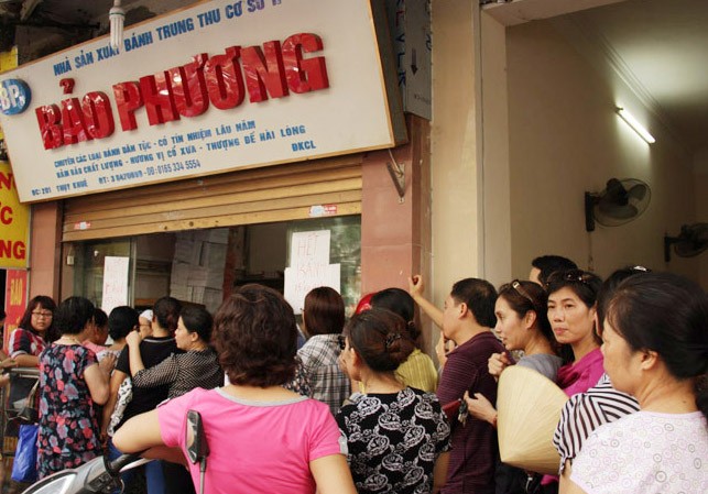 Xếp hàng mua bánh trung thu, giao thông tắc nghẽn Xếp hàng mua bánh trung thu, giao thông tắc nghẽn