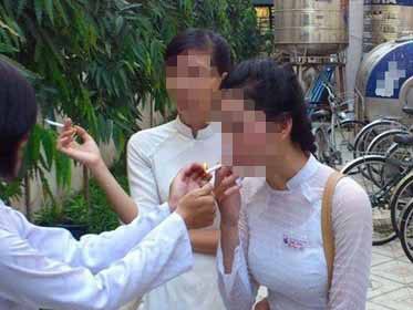 'Sốc' 3 nữ sinh mặc áo dài hút thuốc lá 'Sốc' 3 nữ sinh mặc áo dài hút thuốc lá
