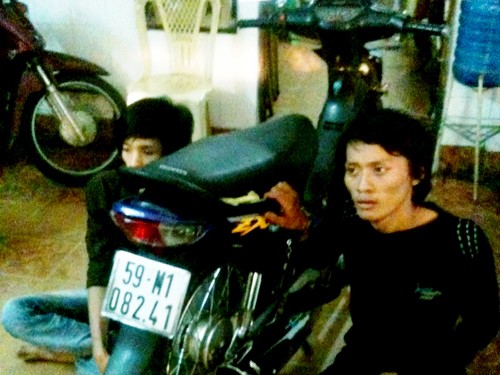 Liều lĩnh giật dây chuyền giữa phố Liều lĩnh giật dây chuyền giữa phố