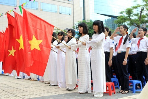 Yêu cầu hát Quốc ca trong lễ chào cờ thay vì mở nhạc Yêu cầu hát Quốc ca trong lễ chào cờ thay vì mở nhạc