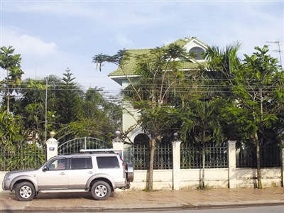 Bắt cha con trong vụ đánh cờ tướng bạc tỷ Ô tô và biệt thự của ông Nguyễn Thanh Lèo, Phó GĐ Sở GTVT Sóc Trăng, bị tạm giữ hình sự vì đánh cờ tướng ăn tiền mỗi ván 1 - 5 tỷ đồng .