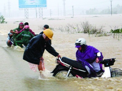 Mưa lớn gây ngập ở Quảng Ngãi, Quảng Nam Nước lũ tràn qua QL 1A đoạn xã Bình Long, Bình Nguyên (Bình Sơn)