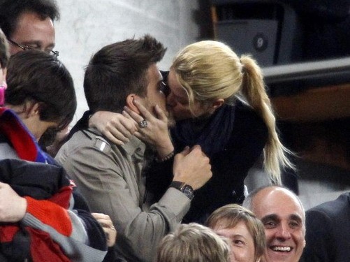 Shakira hôn Pique trên khán đài Shakira hôn Pique trên khán đài