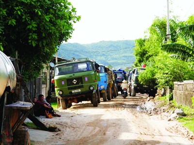 Những đại dự án FDI vốn ảo Xe chở đất nối đuôi nhau vào khu liên hợp gang thép và cảng nước sâu Sơn Dương (Hà Tĩnh)
