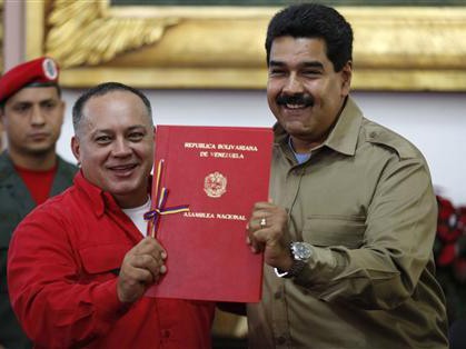 Quốc hội Venezuela trao đặc quyền cho Tổng thống Maduro Tổng thống Venezuela Nicolas Maduro (phải) nhận đặc quyền do Chủ tịch Quốc hội Diosdado Cabello trao tại Caracas hôm 19/11