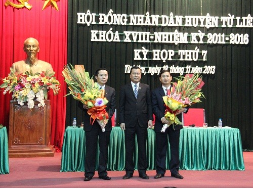 Ông Nguyễn Văn Tứ được bầu làm Chủ tịch huyện Từ Liêm Bí thư Huyện ủy Từ Liêm Lê Văn Thư tặng hoa chúc mừng tân Chủ tịch huyện Nguyễn Văn Tứ (bên phải) và Phó Chủ tịch huyện Trần Thanh Long