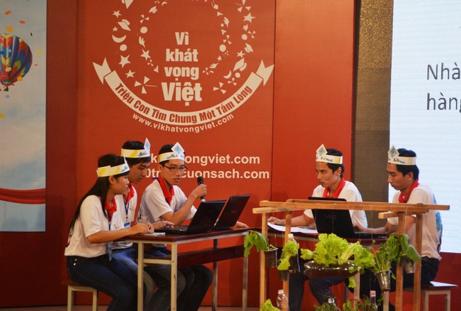Xác định được 3 đội vào vòng chung kết hành trình “Vì khát vọng Việt” Các đội thi đang trình bài dự án của mình trước ban giám khảo