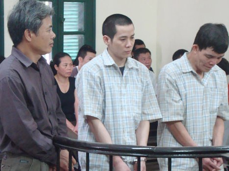 Nỗi lòng mẹ vợ trong phiên xét xử con rể Bị cáo Nguyễn Thành Luân (giữa) và bố vợ (áo kẻ sọc) trước tòa