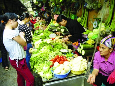 Mâm cơm thời 'bão giá' Mớ rau, con cá cũng đua nhau tăng giá