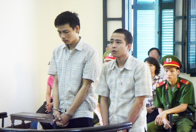 Án mạng từ đôi giày Hai bị cáo trong phiên xử hôm qua. Ảnh: BH