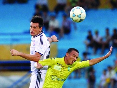 Vòng 14 V-League 2013: SLNA soán ngôi đầu Vòng 14 V-League 2013: SLNA soán ngôi đầu