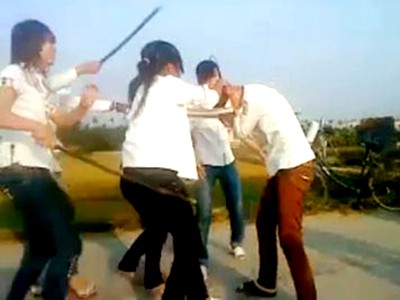 Những thiếu nữ ăn chơi bằng tiền... đi cướp Những thiếu nữ ăn chơi bằng tiền... đi cướp