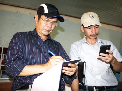 Cần sự trung thực của các nhà khoa học Hai trong số các nhà khoa học từ Viện Vật lý Địa cầu đang có mặt tại Quảng Nam Ảnh: Ng. Thành