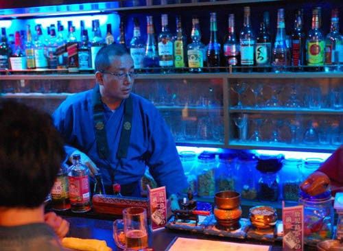 Sư thầy Nhật mở quán bar Sư thầy Nhật mở quán bar