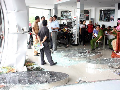 Xe ben đâm tan hoang showroom xe máy Xe ben đâm tan hoang showroom xe máy