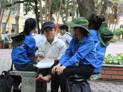 Thí sinh cao một mét trốn cha mẹ đi thi Thí sinh cao một mét trốn cha mẹ đi thi