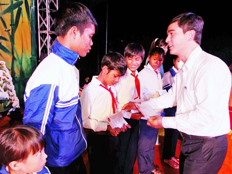Trung thu yêu thương với trẻ em nghèo Trung thu yêu thương với trẻ em nghèo