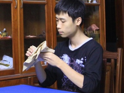 Chàng trai Bách khoa xếp giấy đẳng cấp thế giới Chàng trai Bách khoa xếp giấy đẳng cấp thế giới