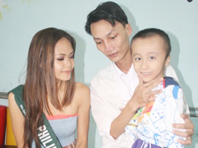 “Hoa hậu trái đất 2010 và phố cổ Hội An” “Hoa hậu trái đất 2010 và phố cổ Hội An”