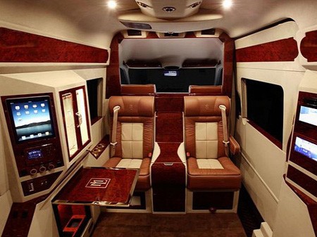 Biến Mercedes Sprinter thành phòng khách siêu sang Biến Mercedes Sprinter thành phòng khách siêu sang
