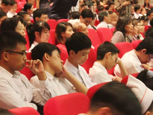 Ngủ trong lễ tuyên dương học sinh giỏi Thủ đô Ngủ trong lễ tuyên dương học sinh giỏi Thủ đô