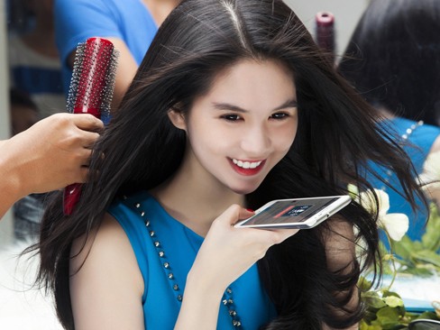 Ngọc Trinh nuột như nhưng với váy xanh, da trắng Ngọc Trinh nuột như nhưng với váy xanh, da trắng