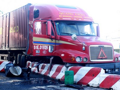 Xe container ủi gần 20m giải phân cách Xe container ủi gần 20m giải phân cách